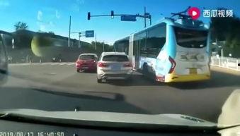 国产公交飙车视频大全,惊险瞬间！国产公交飙车视频大全集锦  第2张
